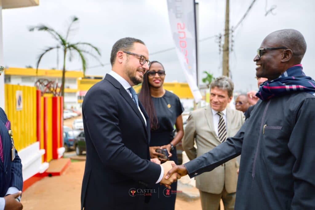 Gregory Clerc, DG du groupe Castel (gauche) et Alain Mekulu Mvondo (droite), DG de la CNPS Cameroun lors de l’inauguration à Yaoundé du centre Castel Care le 03 juin 2026. (©️) crédit photo site internet Castel